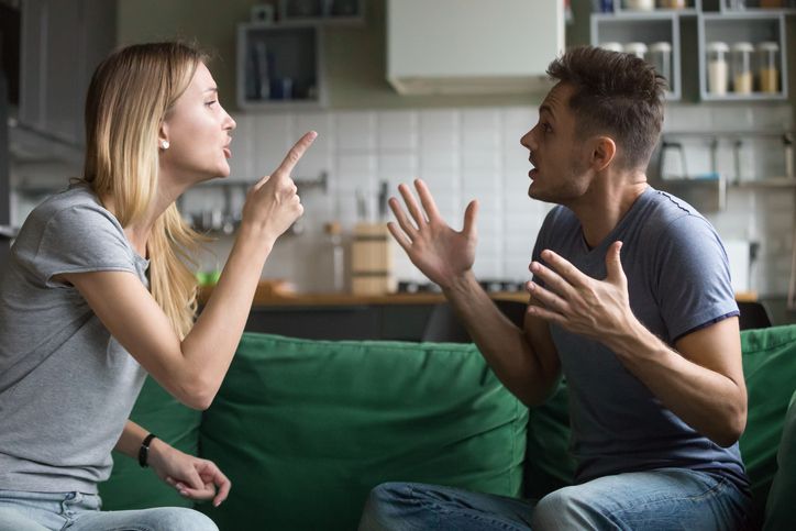 Angry millennial couple arguing shouting blaming each other of problems -  Il Mondo delle Donne